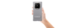 HUAWEI Mate X6 旋转支架保护壳 产品图，手握红色背面正视图