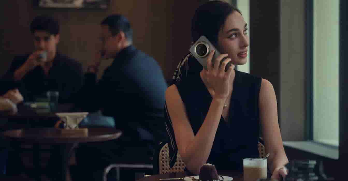 HUAWEI Mate 70 Pro+ 模特拿手机在嘈杂的环境里打电话,展示双向降噪通话的功能