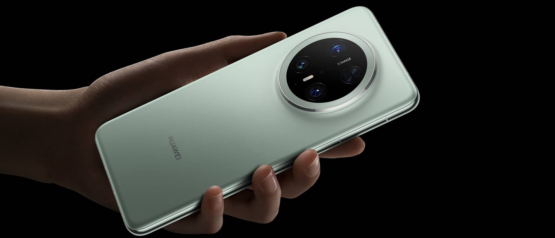 HUAWEI Mate 70 Pro 左手拿着手机,展示手机背面颜色和星环设计