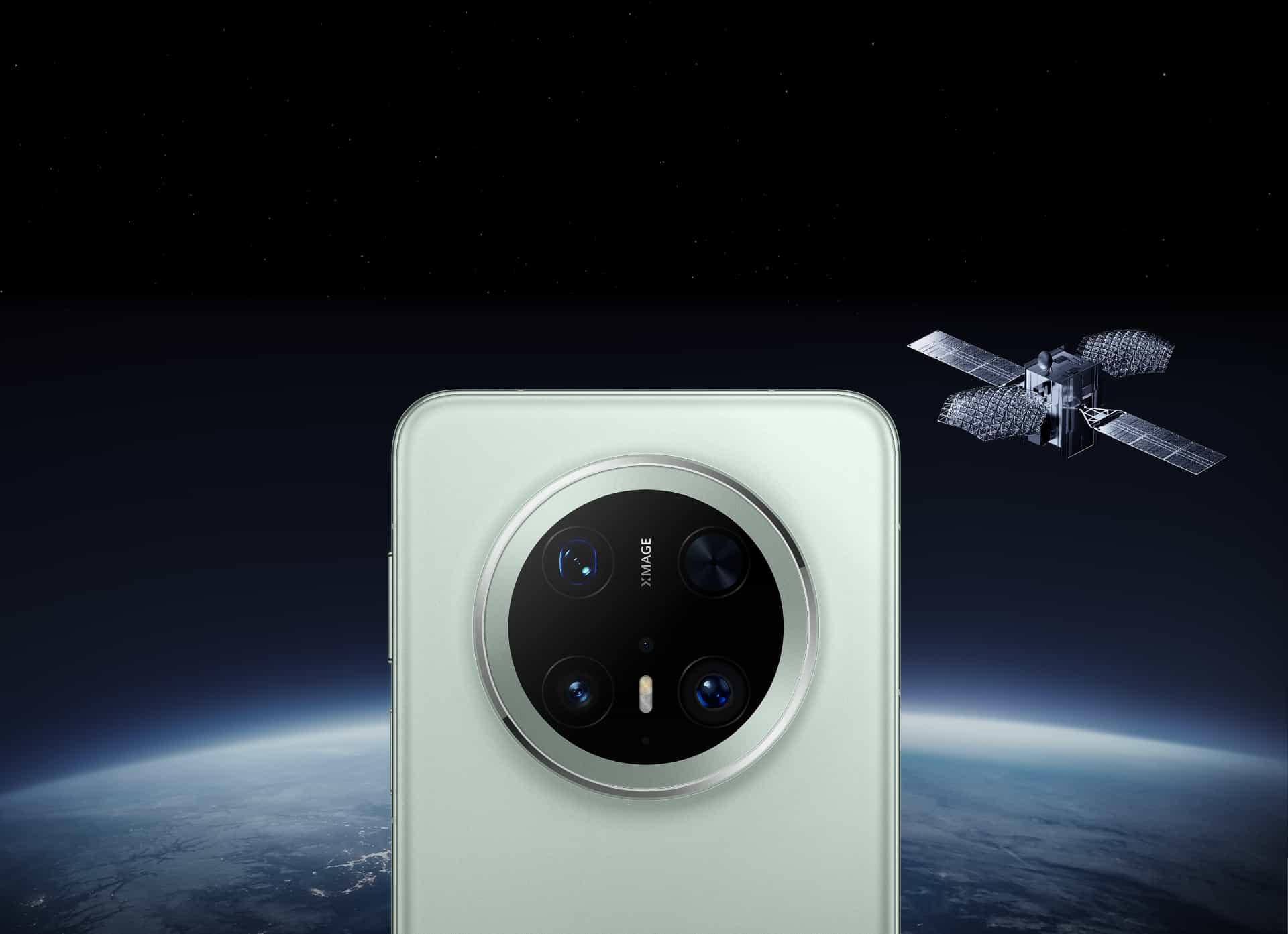 HUAWEI Mate 70 Pro 手机背面图放在卫星通信的背景里,展示发送卫星图片消息的功能