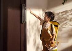 儿童使用掌纹识别解锁，展示了华为智能门锁 2 Ultra 的浅指纹幼儿友好特性