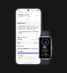 手机界面上呈现周期睡眠数据和黑色华为手环 10 正视图,界面上呈现睡眠得分,展示了手环的睡眠质量分析功能