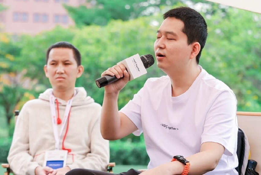 11月5日,郑锐在华为开发者大会的湖畔对谈活动中发言